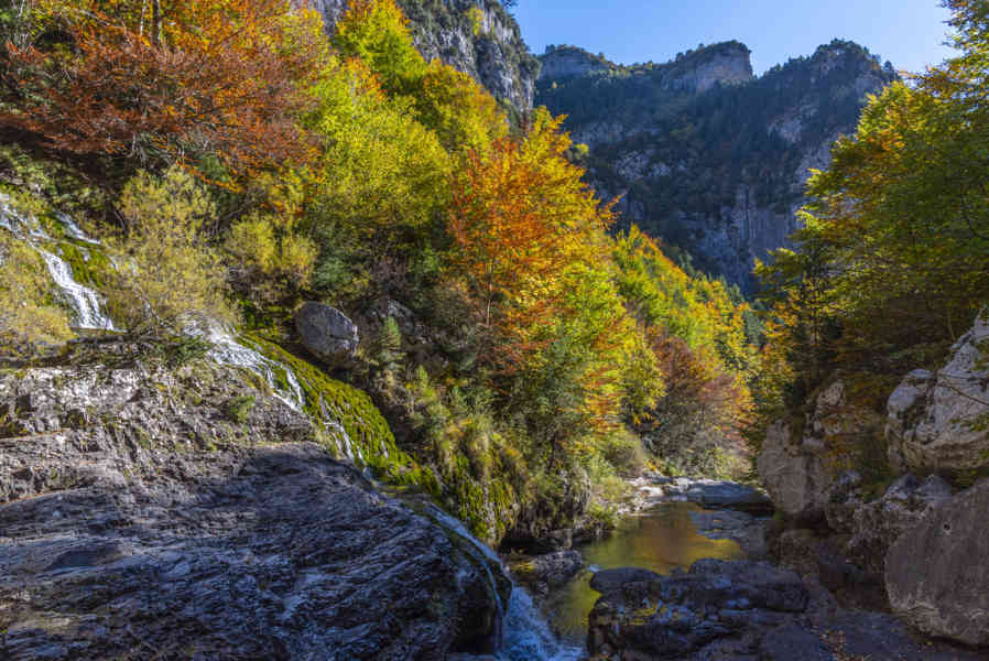 Huesca - parque nacional de Ordesa y Monte Perdido - valle de Escuaín 25 - garganta de Escuaín - Surgencia del rio Yaga.jpg